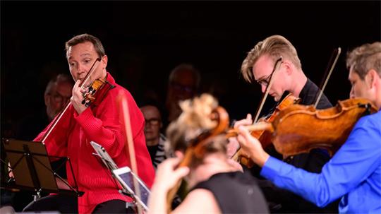 Intendant Oliver Wille (l) bei den Sommerlichen Musiktagen.