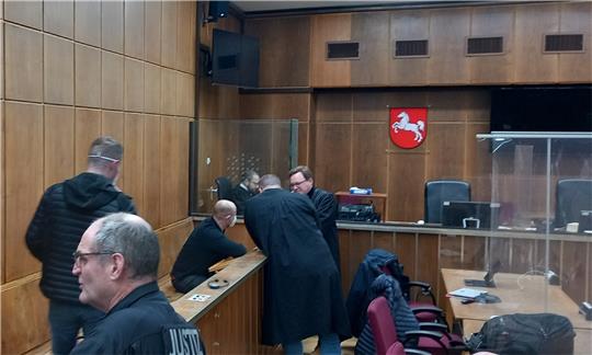 Intensive Gespräche des Angeklagten (sitzend) mit seinen beiden Verteidigern. Angaben zu den Vorwürfen hat der 37-Jährige in Liebenburg gemeldete Speditionsunternehmer im Verfahrensverlauf bisher nicht gemacht.