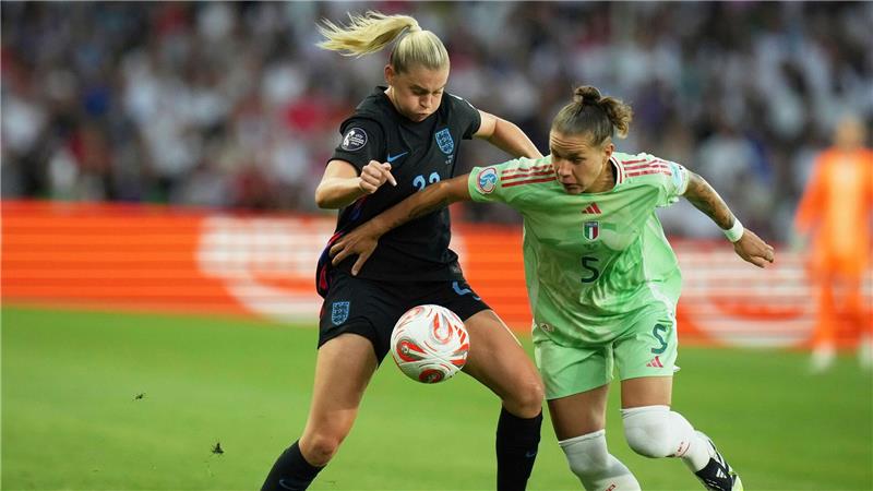 Nächster Krimi: England nach Sieg gegen Italien im EM-Finale Intensives Halbfinale: Italiens Elena Linari (r) im Duell mit Englands Alessia Russo.