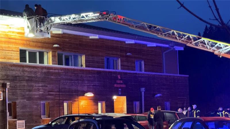 Braunlage: Neue Drehleiter stößt bei der Wehr auf großes Interesse Interessiert beobachten die Braunlager Feuerwehrleute, was eine moderne Drehleiter mit Gelenkarm so alles kann.