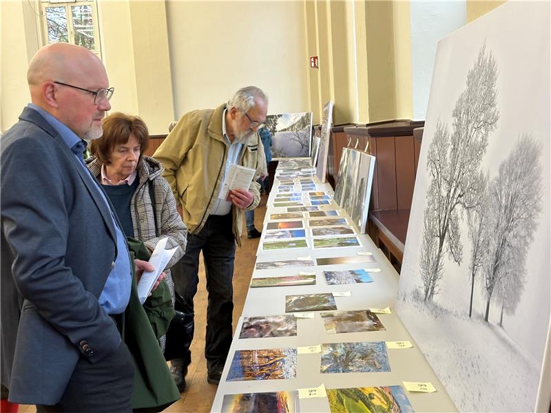 Clausthal-Zellerfeld: Uni-Chor besingt ganz Niedersachsen Interessiert schauen sich die Besucherinnen und Besucher vor Konzertbeginn die Fotoausstellung in der Aula Academica an.