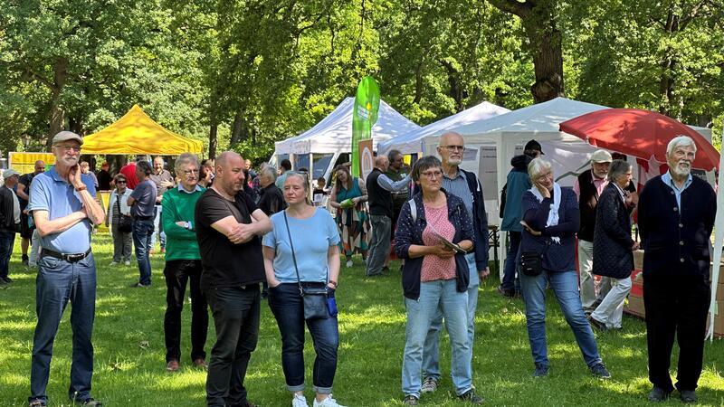 Fest der Demokratie setzt ein Zeichen für mehr Toleranz Interessiert verfolgen die vielen Besucher die Ansprachen der Redner beim Fest der Demokratie im Kurpark Bad Harzburg.