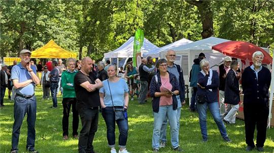 Interessiert verfolgen die vielen Besucher die Ansprachen der Redner beim Fest der Demokratie im Kurpark Bad Harzburg.