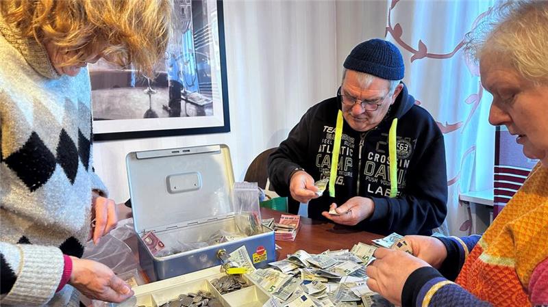 Interfraktionelle Geldzählgemeinschaft: (v.l.) Ratsvorsitzende Dr. Gabriele Alberts-Goebel (Grüne), Henning Franke (SPD) und Finanzausschussvorsitzende Britta Wichert (CDU).