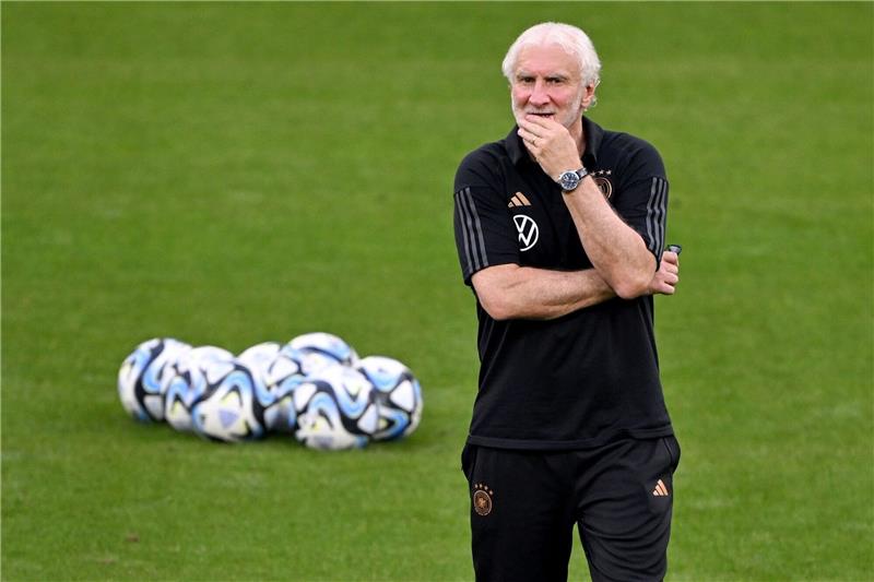 Interims-Teamchef Rudi Völler leitet ein Training.
