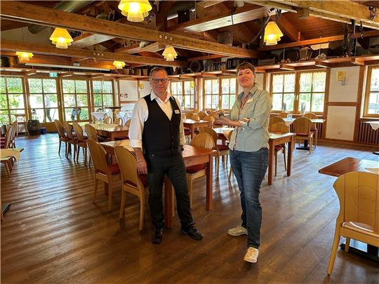Interimsleiterin Susanne Freiberger sorgt zusammen mit dem stellvertretenden Resort-Manager Ingolf Schramm dafür, dass die Hapimag-Scheune wieder geöffnet ist. Foto: Eggers