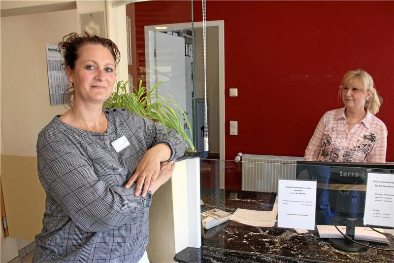 Interimsmanagerin Sylvia Otto (li.) und Verwaltungsleiterin Bettina Simon an der Rezeption im Braunschweiger Hof.