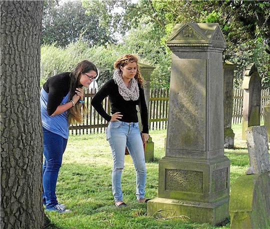 Internationaler Jugendaustausch 2014: Die Goslarerin Julia Thelemann (li.) und ihr Gast Shay Marom aus Raanana sind auf den Spuren des gewaltsam vertriebenen Großvaters Manfred Gerson und dessen Familie in Vechta unterwegs. Foto: Privat