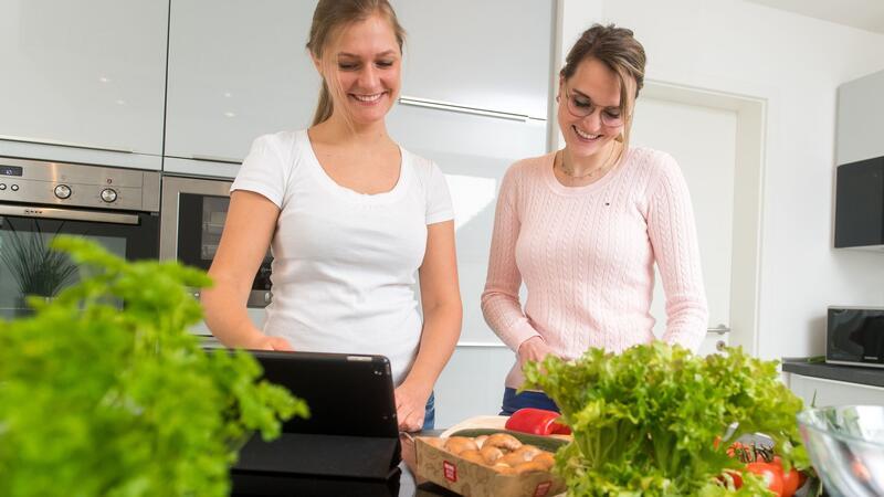 Intervallfasten ist beliebt. Denn zu bestimmten Zeiten dürfen Sie all das essen, worauf Sie Lust haben.