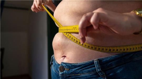 Intervallfasten ist einer neuen Übersichtsarbeit zufolge womöglich weniger effektiv als vielfach angenommen.