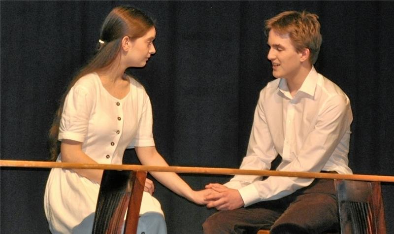 Theaterwerkstatt des Goslarer Ratsgymnasiums feiert Premiere Intimer Moment oben: Sofie Reuter und Florian Schneider halten als Emily Webb und George Gibbs erstmals Händchen. Foto: Heine