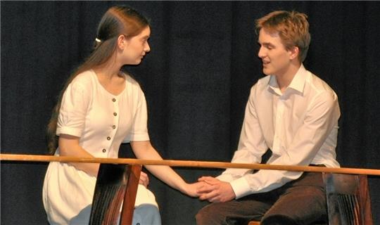 Intimer Moment oben: Sofie Reuter und Florian Schneider halten als Emily Webb und George Gibbs erstmals Händchen. Foto: Heine