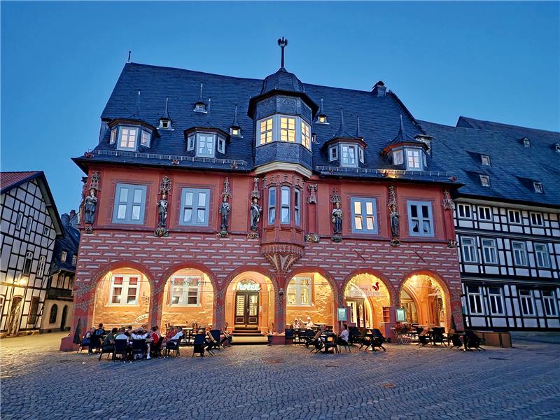 Dunkle Wolken über zwei Goslarer Hotel-Flaggschiffen Investitionen dringend nötig: Das Vier-Sterne-Traditionshotel „Kaiserworth“ am Marktplatz weist nach übereinstimmenden Auskünften von Betreiber und Eigentümer einen erheblichen Sanierungsstau auf. Zur Orientierung: Das Rathaus gegenüber wurde zuletzt elf Jahre lang für 14,4 Millionen Euro saniert, bevor es Ende April wieder öffnete. Foto: Sowa