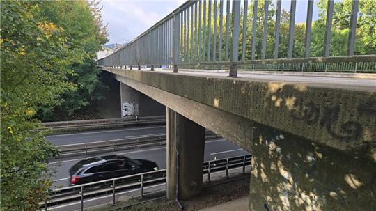 Investitionsbedarf: An der Brücke an der Wachtelpforte in Goslar, die über die B 6 führt, soll noch in diesem Monat das Geländer erneuert werden.