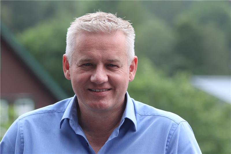 Investor Kai Seela steht mit dem Forstgebiet Kollie im Hintergrund auf der Dachterrasse seines Hotels Echtzeit in Braunlage. Er will für insgesamt 50 Millionen Euro das Waldresort Revugia bauen.  Foto: Eggers