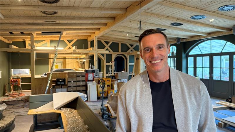 Investor Sven Streiff steht in der Baustelle. Die Tenne wird gerade aufwendig umgebaut.