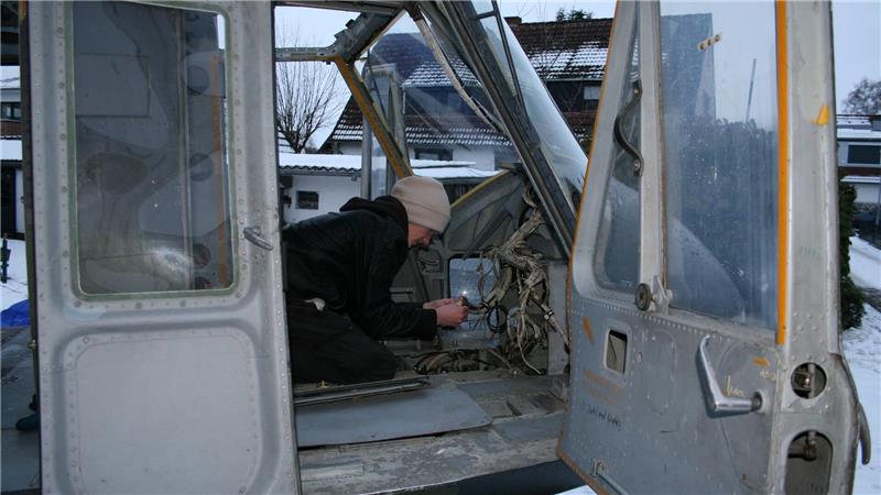 Inzwischen helfen auch einige Schüler mit, den Hubschrauber zu restaurieren.