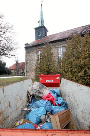 Inzwischen sind Brandsanierer bei der Arbeit und entsorgen Schutt aus dem Gotteshaus.