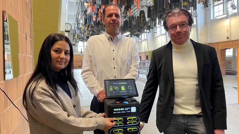 Das Foto zeigt von links Ipek Canbazer, Dr. Martin Wetzel und Oliver Kasties mit dem neuen Poewerbank-Automaten in der Waschkaue des Rammelsbergmuseums.