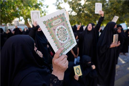 Irakische Frauen in Bagdad protestieren gegen Koranverbrennungen in Dänemark und Schweden.