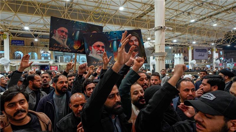 Irakische Schiiten halten Bilder des iranischen Obersten Führers Chamenei.