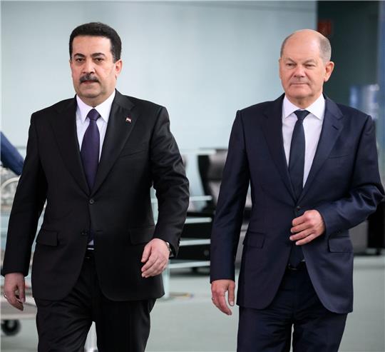 Iraks Regierungschef Mohammed Schia al-Sudani (l) ist zu Gast bei Bundeskanzler Olaf Scholz in Berlin.