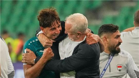 Iraks Trainer Graham Arnold (r). (Archivbild)
