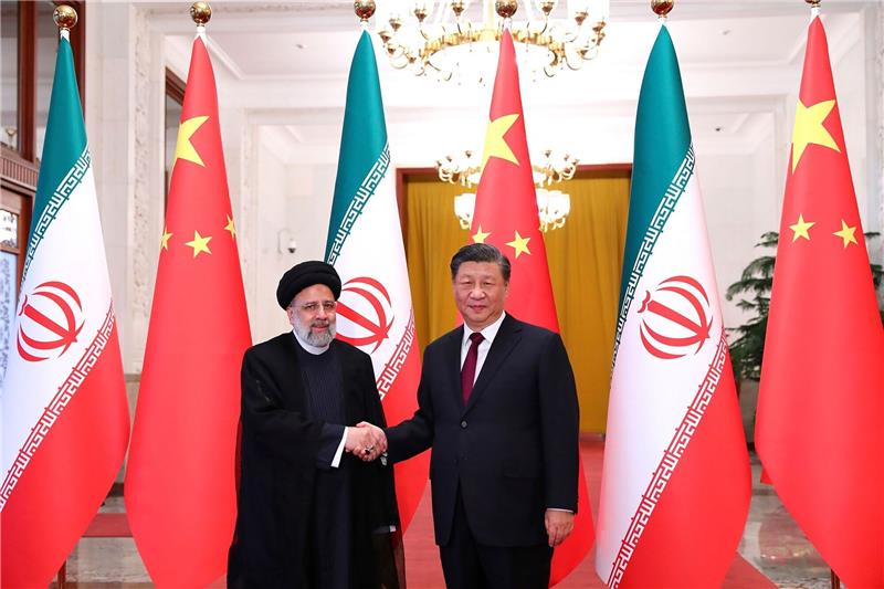 Iranischer Staatsbesuch in China: Ausbau der Beziehungen Iran Präsident Ebrahim Raisi (l.) und sein chinesischer Amtskollegen Xi Jinping bei der Begrüßungszeremonie in Peking.
