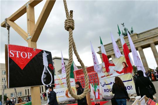 Iraner in Berlin gegen die Anwendung der Todesstrafe in ihrem Heimatland (Archivbild).