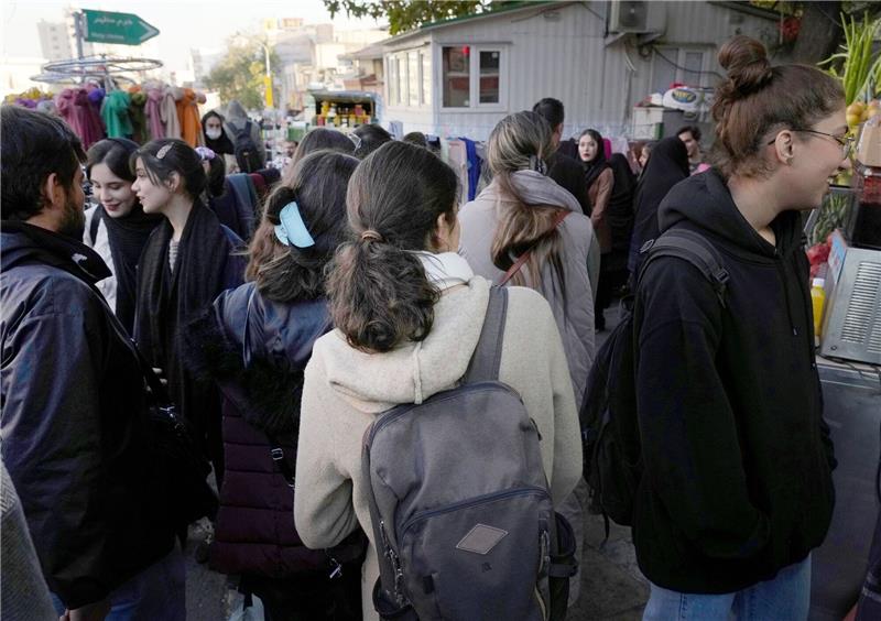 Turbanschlagen und blutrote Brunnen: Protestformen im Iran Iranische Frauen gehen ohne ihr vorgeschriebenes islamisches Kopftuch zu tragen durch Teheran.