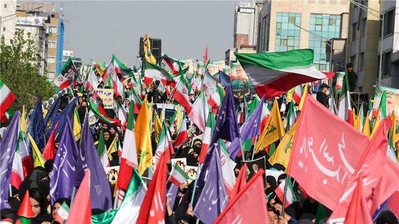 Iranische Frauen nehmen in Teheran an einer Kundgebung unter dem Motto „Geopferte Mädchen“ teil, um den während des Krieges getöteten Frauen zu gedenken.