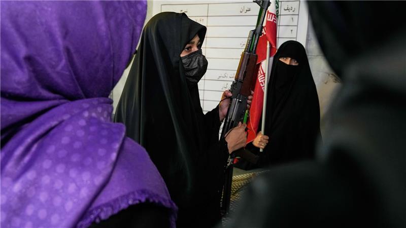 Iranische Frauen unter Waffen - und schulen andere an Kalaschnikows.