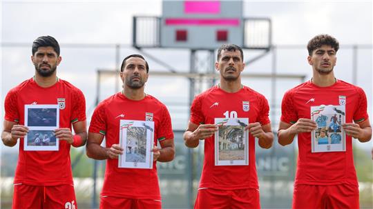 Iranische Fußball-Nationalspieler präsentierten zuletzt vor einem Testspiel Bilder, die im Krieg getötete Kinder zeigen sollen. (Archivbild)
