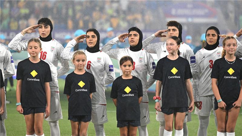 Iranische Fußballerinnen salutieren bei der Nationalhymne vor dem Spiel gegen Australien.