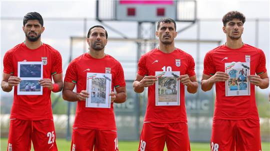 Iranische Nationalspieler zeigen Bilder von Kindern, die bei einem Angriff der USA und Israels auf den Iran getötet worden sein sollen. (Archivbild)