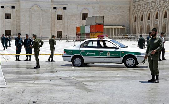 Iranische Polizisten in Teheran: Sicherheitsbehörden begründen Festnahmen üblicherweise mit dem Spionagevorwurf (Archivbild).
