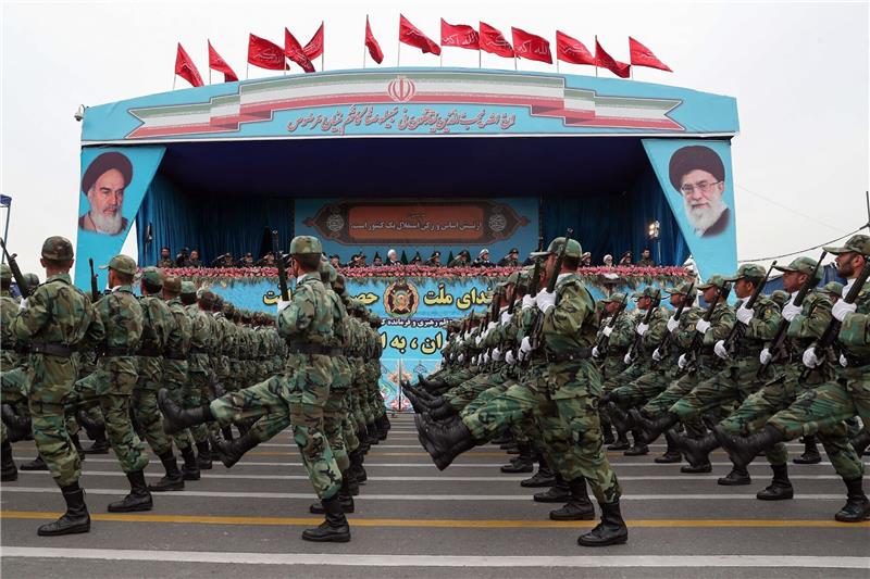 Iran verstärkt Truppenpräsenz an der Grenze zum Irak Iranische Soldaten während einer Militärparade in Teheran (Archivbild).
