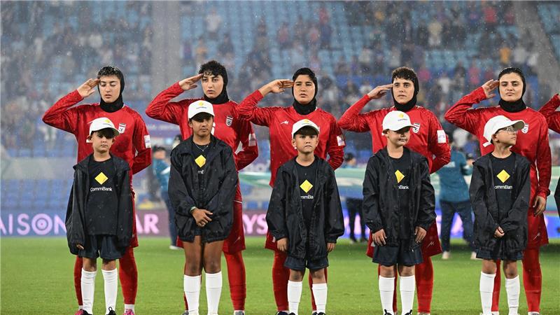 Iranische Spielerinnen salutieren beim dritten Gruppenspiel während der Nationalhymne.