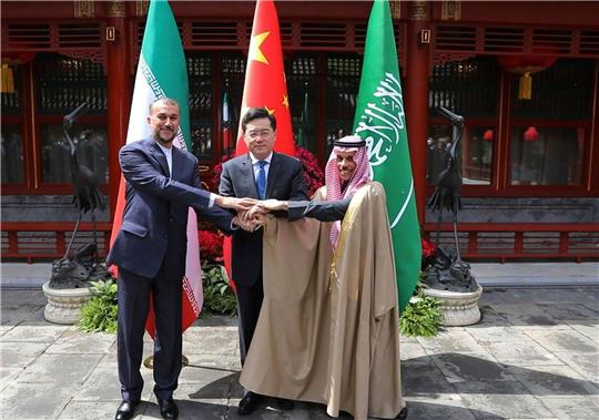 Irans Außenminiser Hussein Amirabdollahian (l.) und sein saudischer Amtskollege Prinz Faisal bin Farhan Al Saud (r.) sowie Chinas Außenminister Qin Gang reichen sich die Hand.