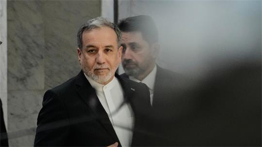 Irans Außenminister Araghtschi verspottet das US-Militär. (Archivbild)