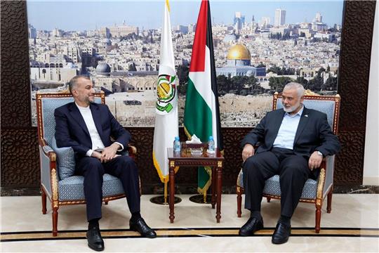 Irans Außenminister Hussein Amirabdollahian (l) zusammen mit Ismail Hanija, einem der Führer der islamistischen Palästinenserorganisation Hamas in Katars Hauptstadt Doha.