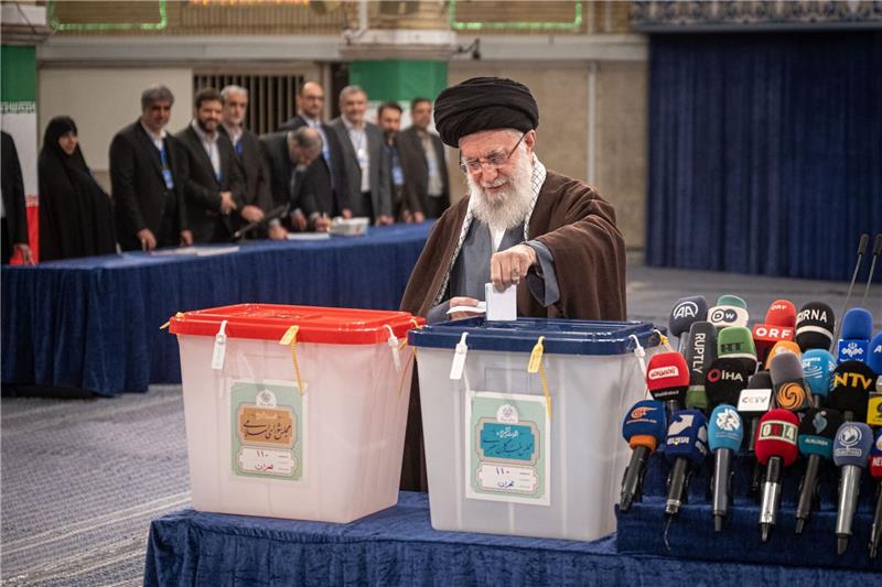 Machtkampf der Konservativen: Wahlen im Iran Irans Religionsführer Ajatollah Chamenei während seiner Stimmabgabe in Teheran.