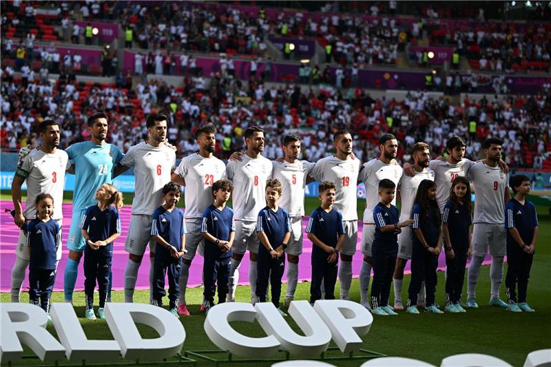 Irans Fußballer singen Hymne diesmal mit Irans Spieler bei der Nationalhymne vor dem Spiel gegen Wales.