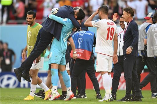 Irans Spieler feiern nach dem Sieg gegen Wales ihren Trainer Carlos Queiroz.