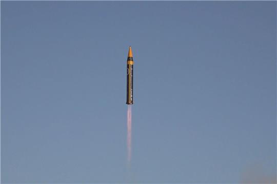 Irans Streitkräfte haben eine neue Mittelstreckenrakete vorgestellt.