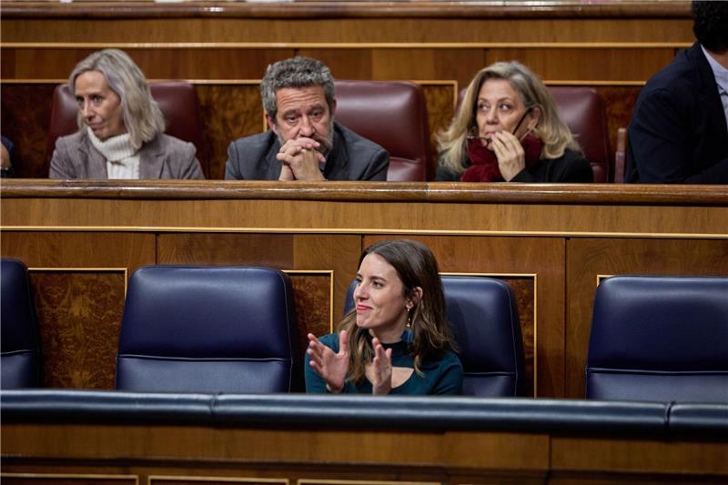 Irene Montero (vorne M), Ministerin für Gleichstellung,  sitzt in einer Plenarsitzung des Abgeordnetenhauses. Das spanische Unterhaus hat in erster Lesung einen Gesetzentwurf gebilligt, der freie Tage mit Lohnfortzahlung bei starken Regelschmerzen vorsieht.