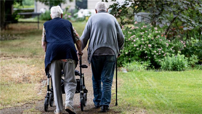 Anders gehen bei Knie-Arthrose könnte helfen Irgendwann geht es für viele mit Arthrose nicht mehr ohne - nicht ohne Schmerzen, nicht ohne Gehilfe. (Symbolbild)