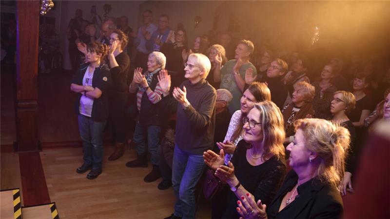 Volle Bude beim Kulturklub Harzburg mit Musik, Schnaps und Etagere Irgendwann hält es das Publikum nicht mehr auf den Sitzen.