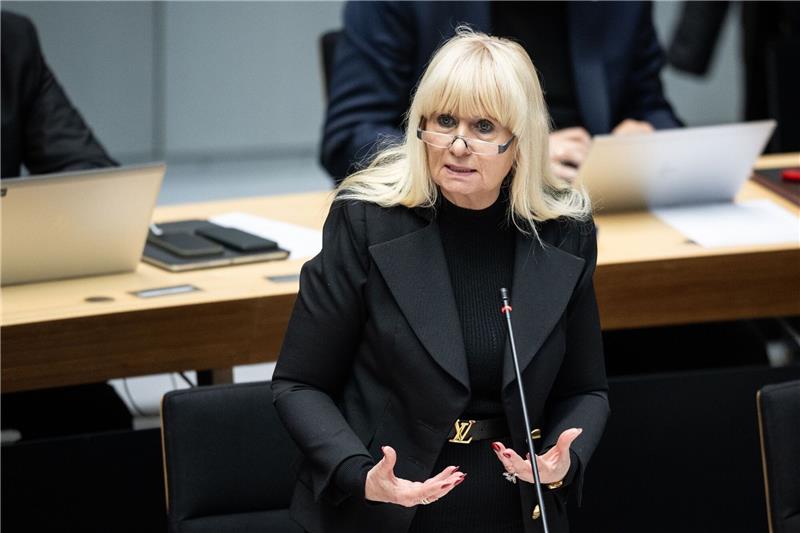 Berlins Innensenatorin zur RAF-Fahndung: Es gab Ruckeleien Iris Spranger (SPD), Berliner Senatorin für Inneres und Sport, spricht im Abgeordnetenhaus.