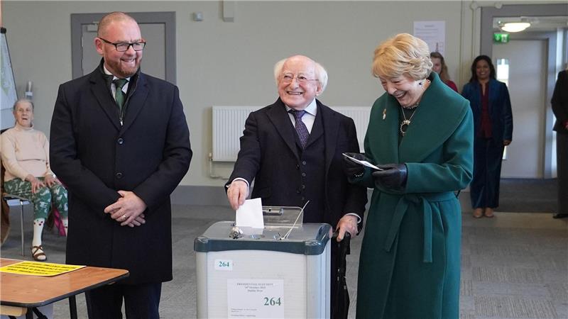 Bilder des Tages Irland wählt in Dublin: Präsident Higgins stimmt zur Nachfolge ab